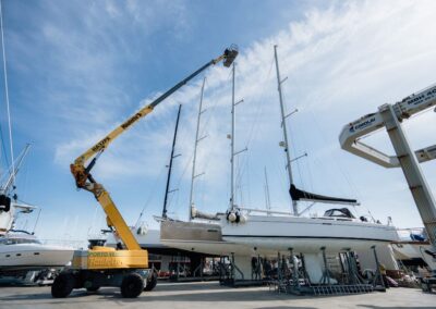 Lavori in quota dell'albero di una barca a vela con gru elevatrice